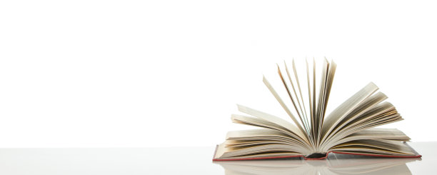 打开书，木桌上的精装书。回到学校。副本的空间。图片下载