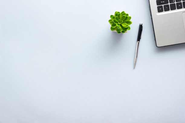 办公桌椅和用品。平铺办公场所及物件。前视图。文本复制空间图片下载