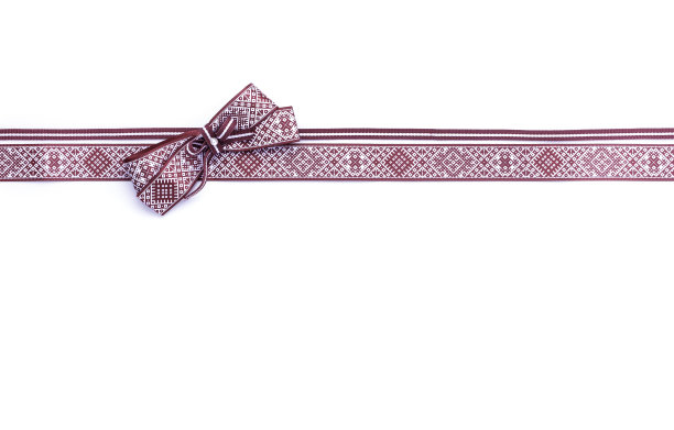 拉脱维亚国旗(红色和白色的丝带和白色背景上有国家装饰的蝴蝶结。图片下载