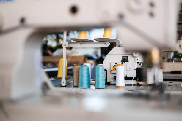 线程缝纫锁边。现代包缝机。线拷边机。缝纫厂。服装业、线材、缝纫用品图片下载