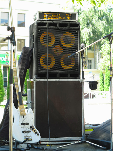 旧的强大的大型工业音频扬声器隔离在白色背景图片下载