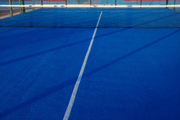 蓝色球拍网球场与白色线的背景图片下载
