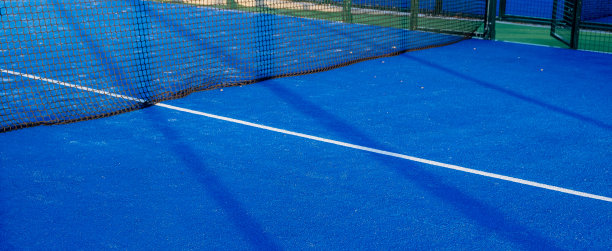 蓝色球拍网球场与白线。健康体育的概念图片下载
