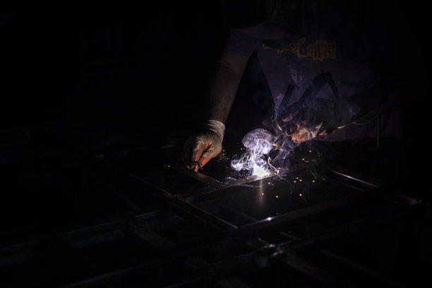 焊工加工金属。炽热的材料。图片下载