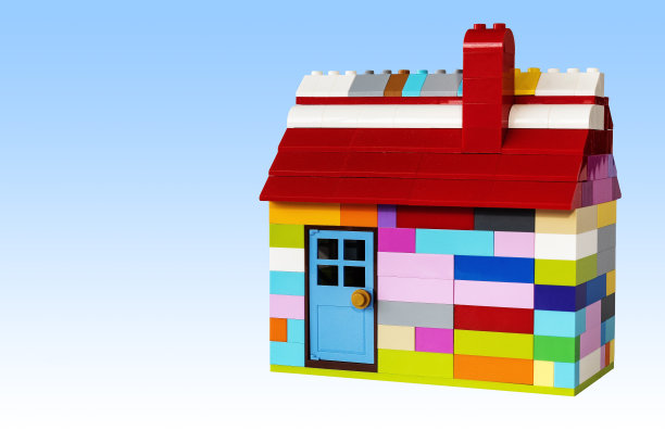 五颜六色的房子，蓝色的天空与对接塑料块。图片下载