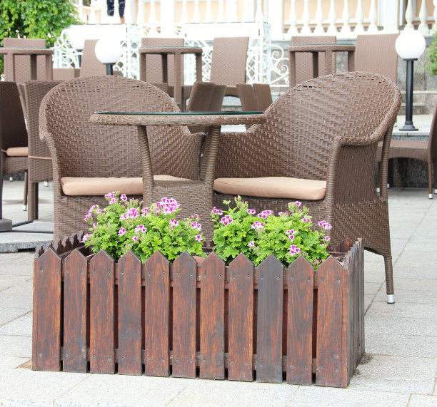 两张棕色柳条椅和一张玻璃桌子图片下载