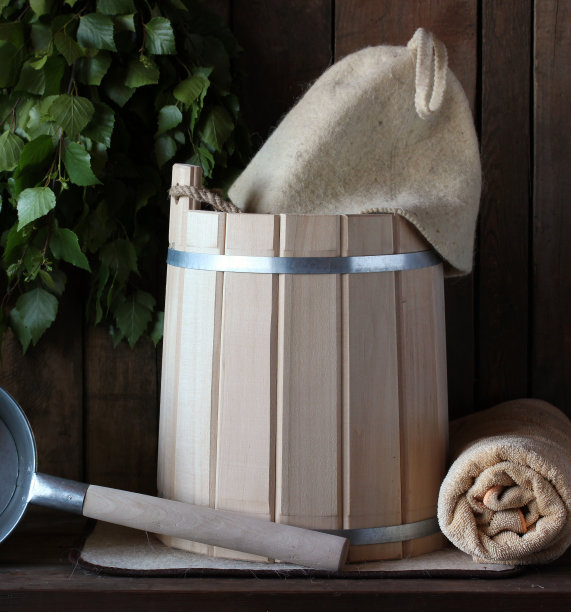 桶桦木扫帚和毛巾桑拿图片下载