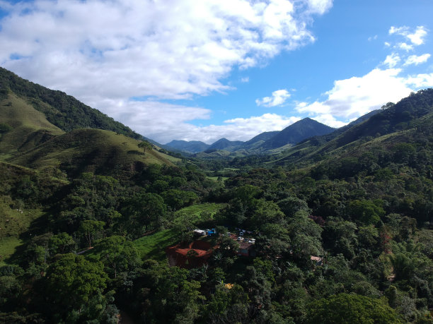 鸟瞰图的自然萨那，Macaé，里约热内卢的山区。无人驾驶飞机的照片。图片下载