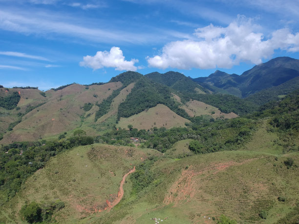 鸟瞰图的自然萨那，Macaé，里约热内卢的山区。无人驾驶飞机的照片。图片下载