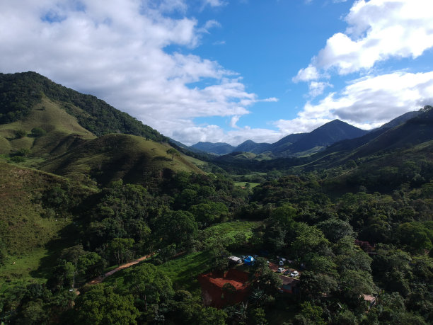 鸟瞰图的自然萨那，Macaé，里约热内卢的山区。无人驾驶飞机的照片。图片下载