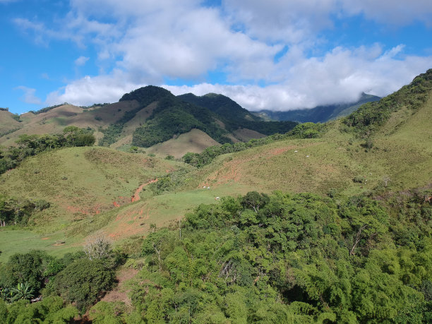 鸟瞰图的自然萨那，Macaé，里约热内卢的山区。无人驾驶飞机的照片。图片下载