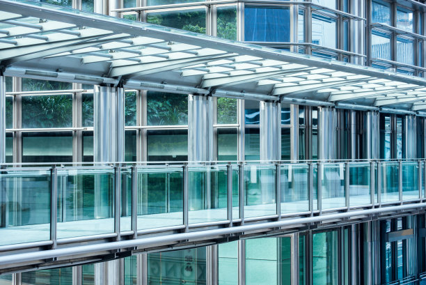 步行桥-行人过渡繁忙的街道图片下载