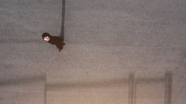 从上到下，年轻女子戴着太阳镜在街上图片下载