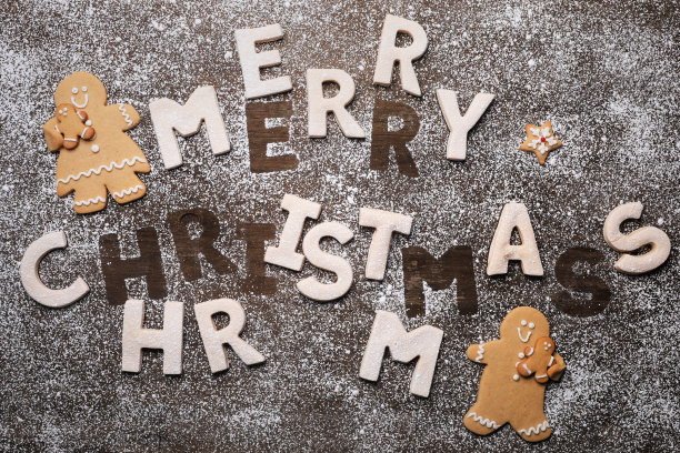 圣诞快乐与饼干字母木制背景与姜饼人图片下载