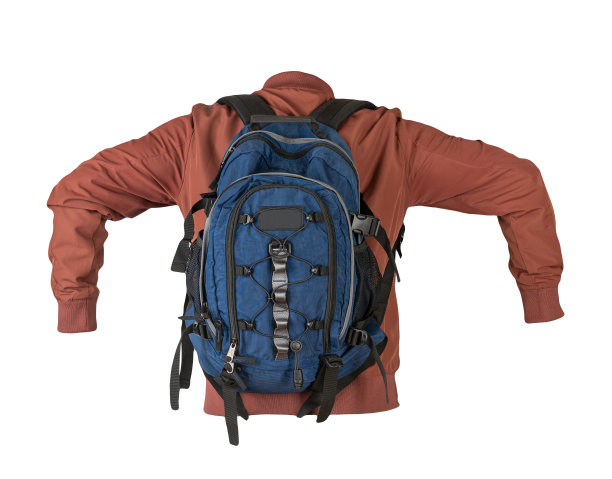 黑色背包，红色外套，孤立在白色背景下。图片下载