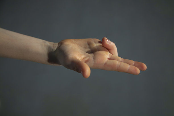 孩子的手会做手势。孩子的手指。图片下载