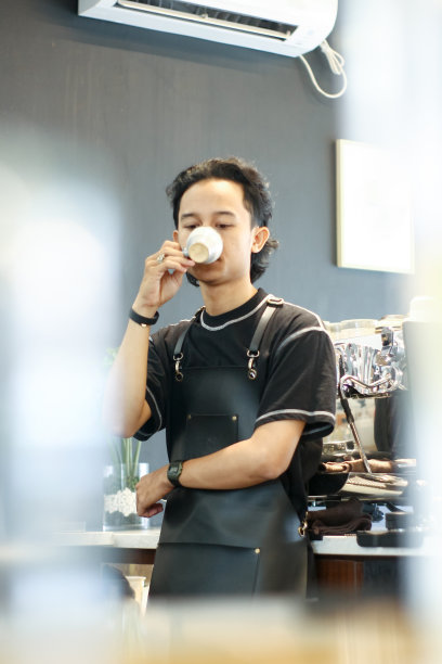 年轻男子喝咖啡图片下载