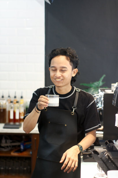 年轻男子喝咖啡图片下载