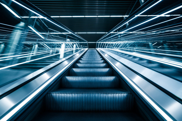 乘客在金丝雀码头地铁站的自动扶梯上图片下载