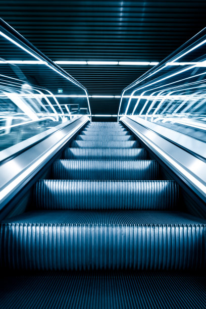 乘客在金丝雀码头地铁站的自动扶梯上图片下载