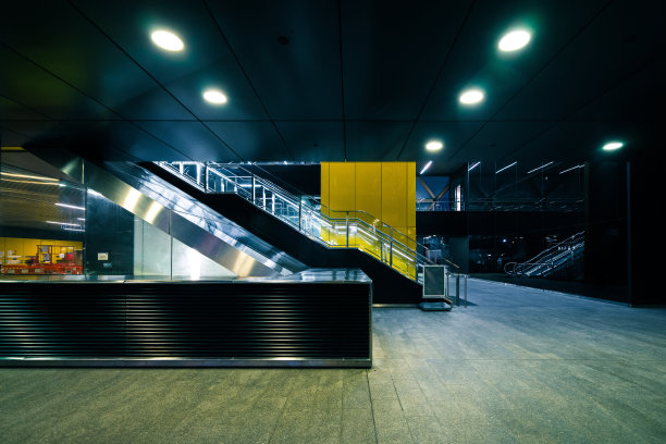 乘客在金丝雀码头地铁站的自动扶梯上图片下载