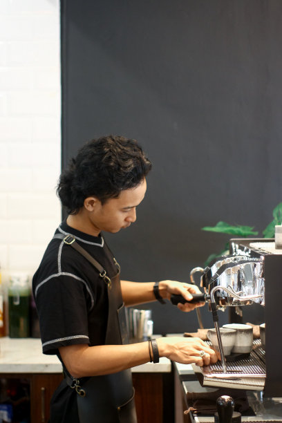 年轻的咖啡师在煮咖啡图片下载