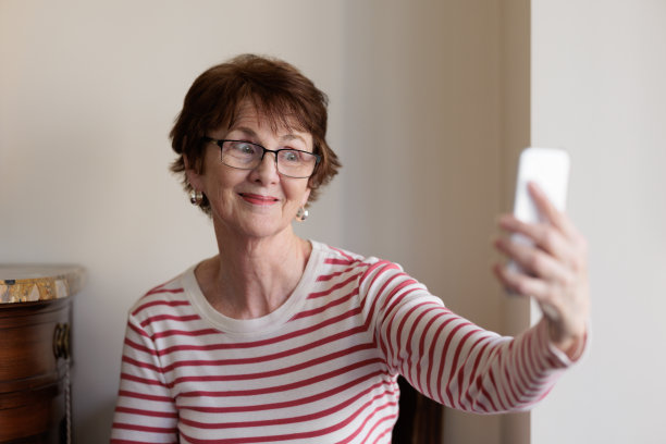 一名女子在室内自拍图片下载