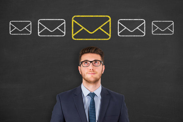 电子邮件营销概念在黑板背景图片下载