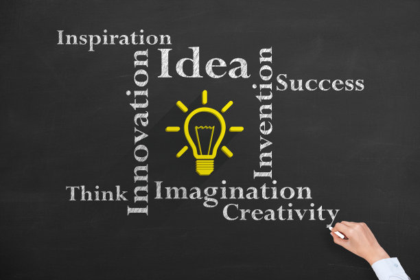 有创意的想法，在黑板背景上有灯泡图片下载