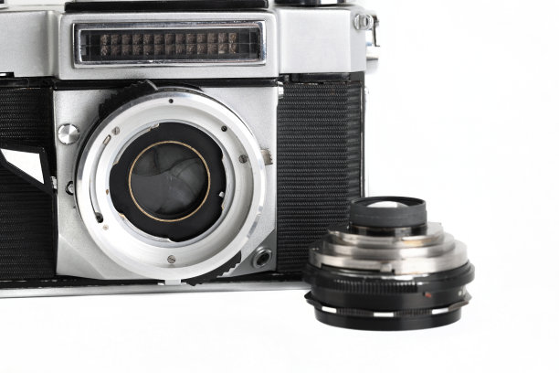 2021年11月14日，俄罗斯莫斯科。非常罕见的旧苏联35毫米单反相机Zenit-4, 1967年发布的白色背景。图片下载
