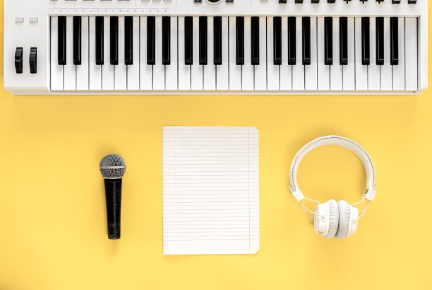 音乐平铺背景与耳机音乐键。图片下载