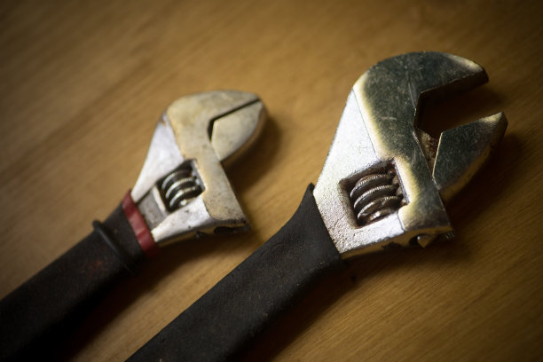 木制背景上的两个可调节扳手图片下载