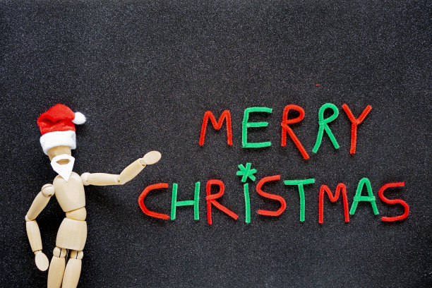 装扮成圣诞老人的圣诞木制人体模型祝大家圣诞快乐图片下载