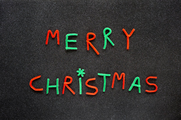 圣诞快乐霓虹灯字母在黑色闪光的背景图片下载