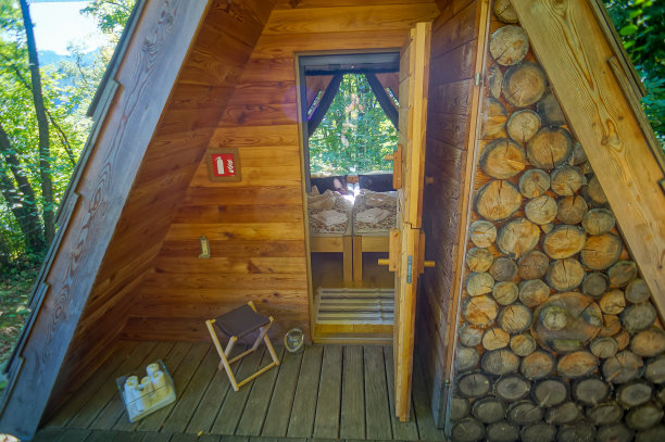 窗户上有一座木屋，数码照片照片为背景图片下载