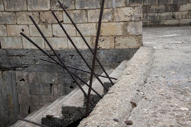 废弃房屋中的楼梯图片下载