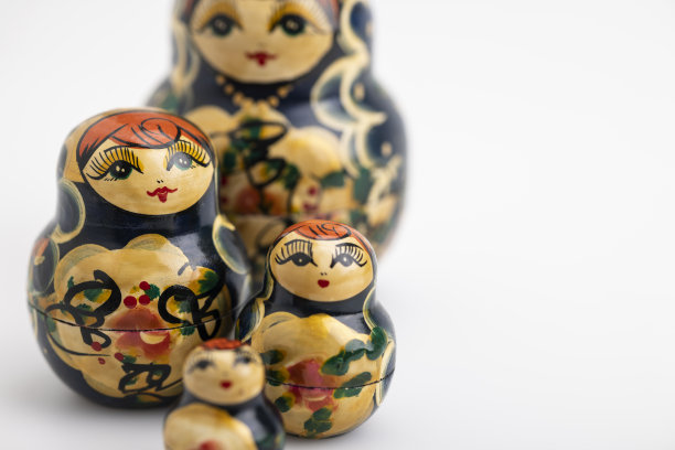 传统的俄罗斯娃娃在白色孤立的背景图片下载