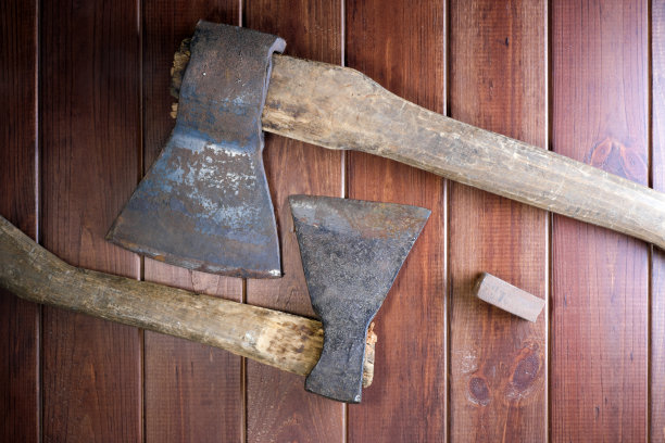 生锈的钝斧图片下载