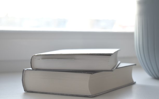 在阳光明媚的日子里，把书放在家里图片下载