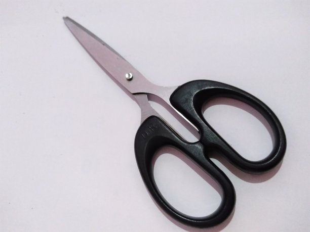 用来剪纸的黑色剪刀图片下载