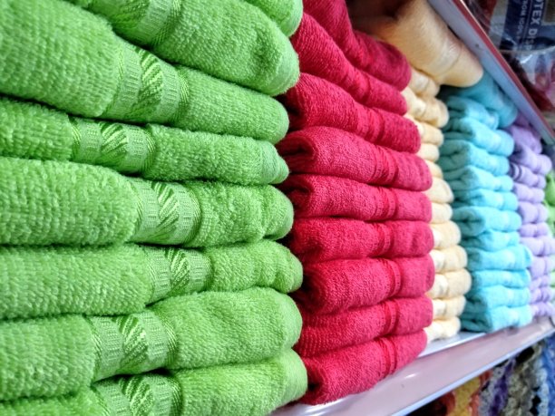 超市货架上一叠五颜六色的毛巾图片下载