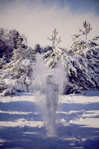 白雪覆盖的树木背景上一个女孩的剪影图片下载
