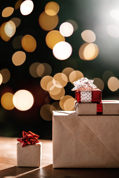 礼物的背景上有一棵圣诞树。图片下载