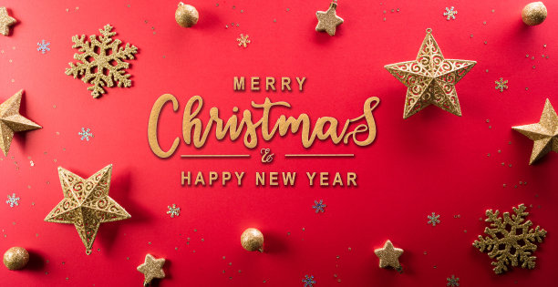 圣诞节和新年背景概念。在红色背景上的圣诞球，星星和雪花的顶部视图。图片下载