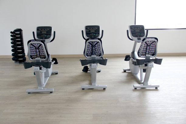 健身房里的黑白电动卧式自行车，有氧运动，健美双腿，燃烧卡路里，减肥图片下载