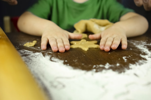 这孩子自己做了雪花饼干。图片下载