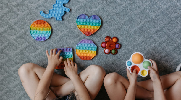 从上面看到孩子们在玩pop it玩具图片下载