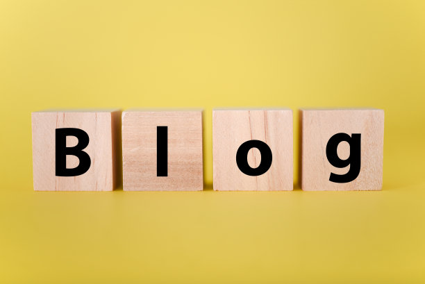 一个写在黄色背景的木箱上的世界博客。图片下载