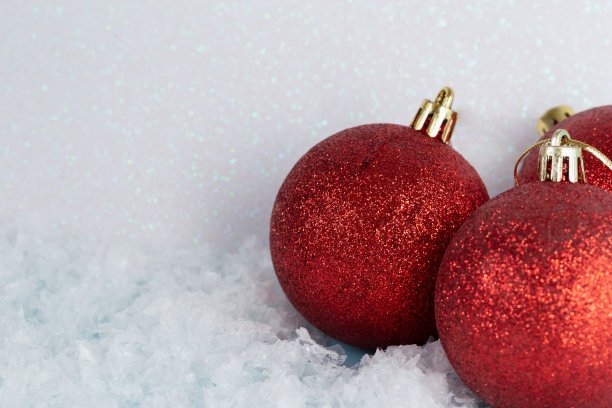雪地上红色的圣诞球图片下载