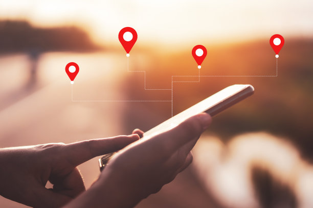 女性手使用智能手机导航定位点在街道背景。图片下载